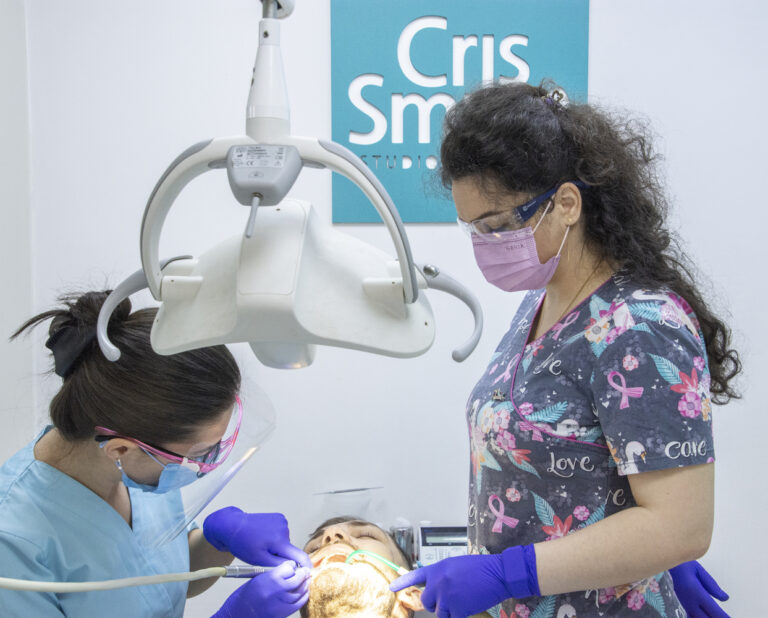 Tehnici de igienă orală pentru menținerea sănătății implanturilor dentare