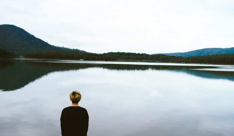 10 pasi pentru a-ti transforma gandirea negativa in compasiune de sine