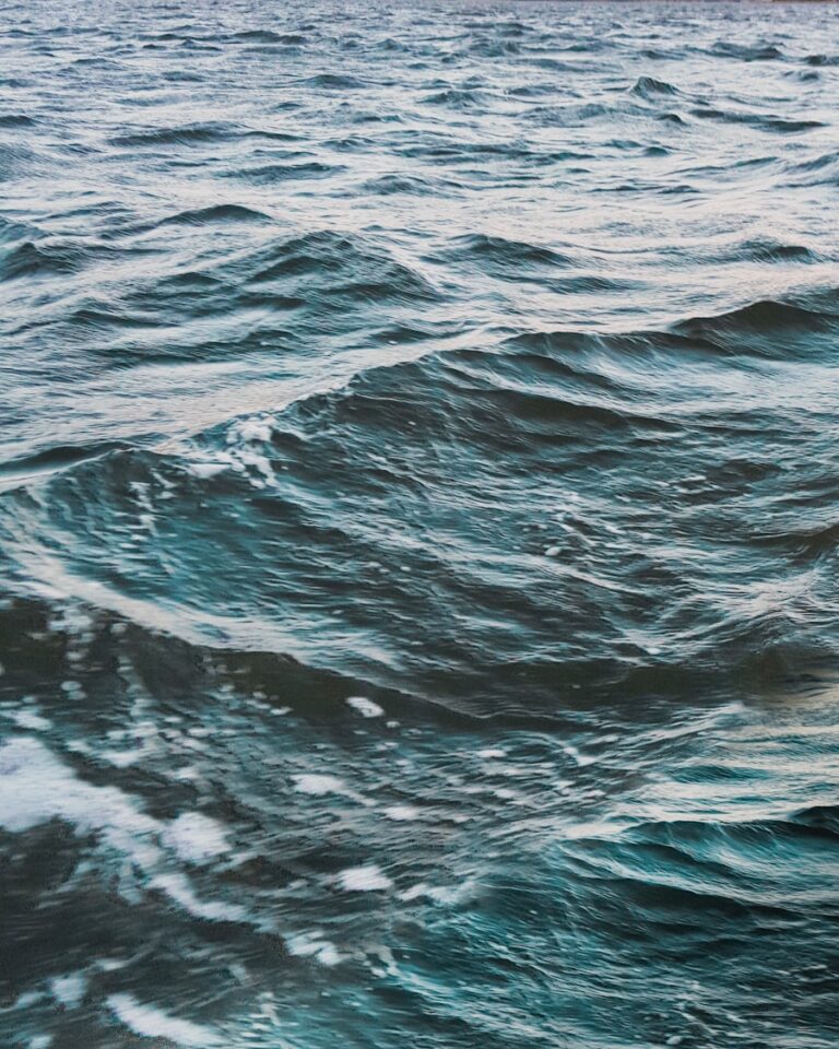 Interpretarea viselor cu apa: ce semnificatie au marea, ploaia sau valurile