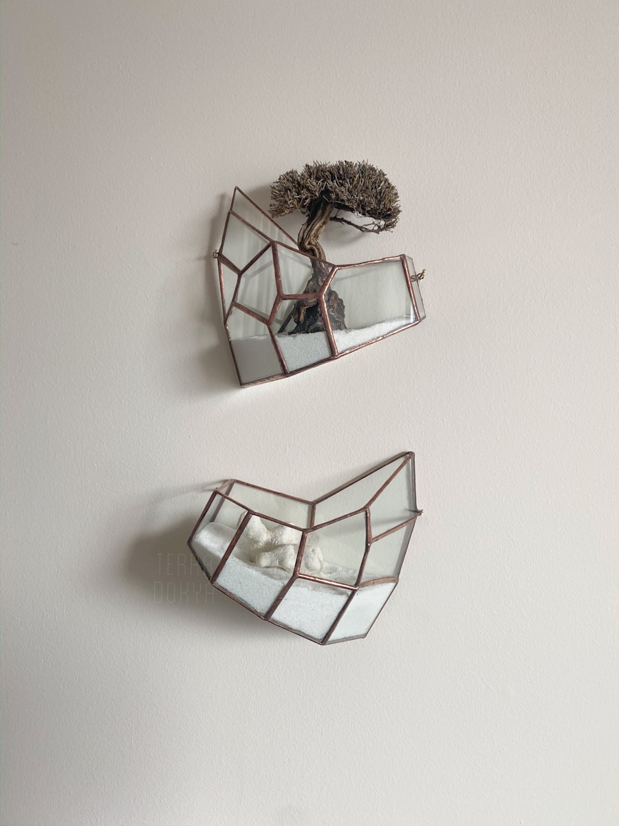 Photo "Interpretation of dreams with broken mirrors – distorted reflections of the self"