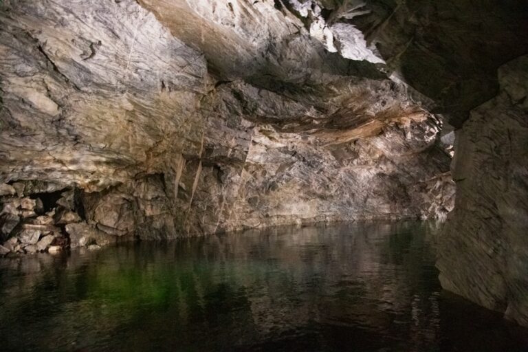 Topul celor mai spectaculoase peșteri din România