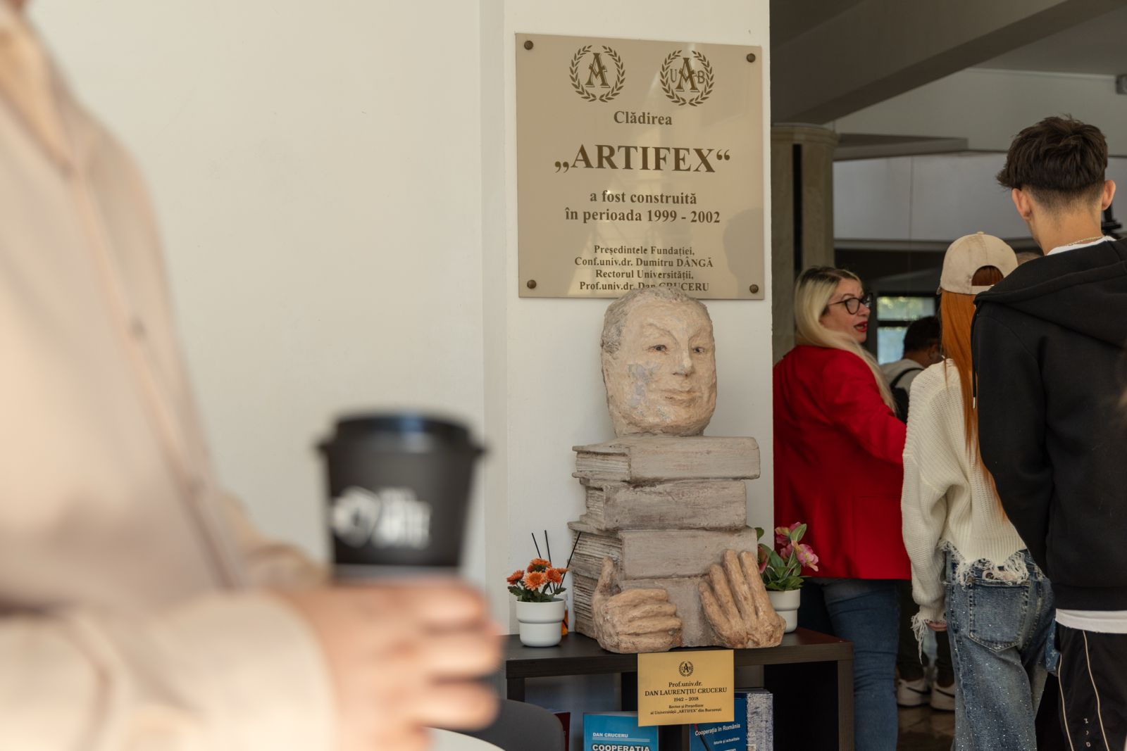 Placa clădirii Artifex și bustul prof. univ. dr. Dan Laurențiu Cruceru, în holul Universității ARTIFEX din București